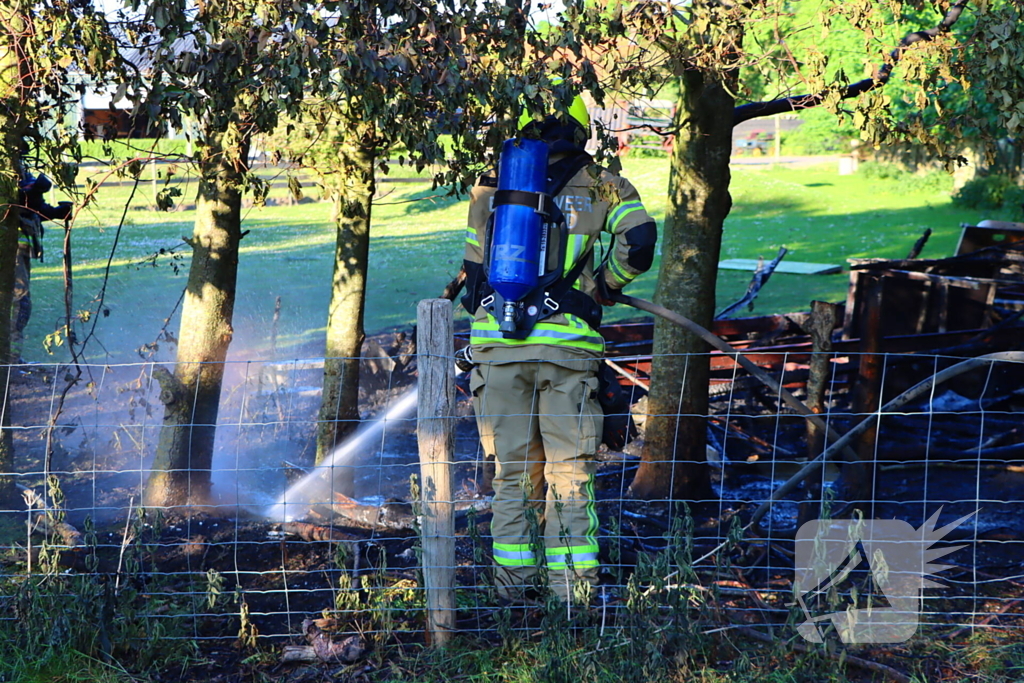 Bomen en pipowagen in brand