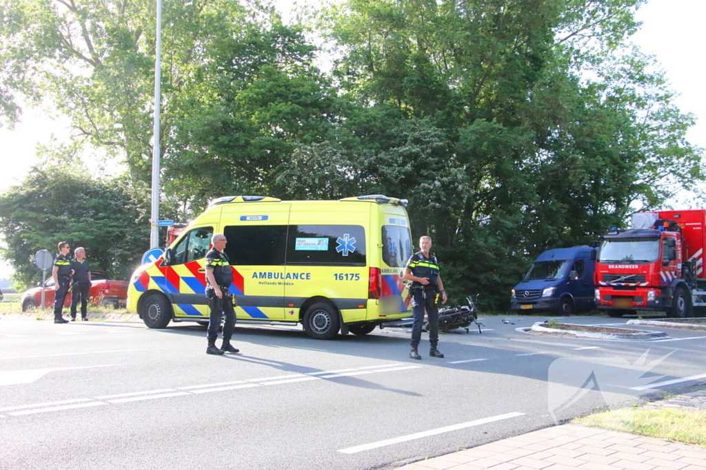 Weg afgesloten na aanrijding tussen motorrijder en aanhanger