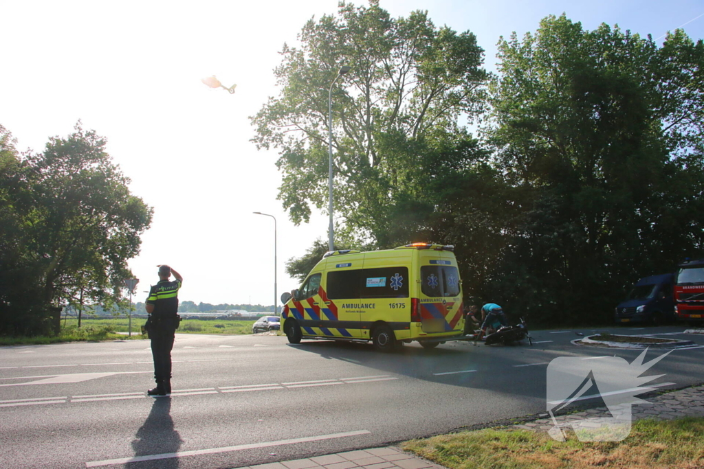 Weg afgesloten na aanrijding tussen motorrijder en aanhanger