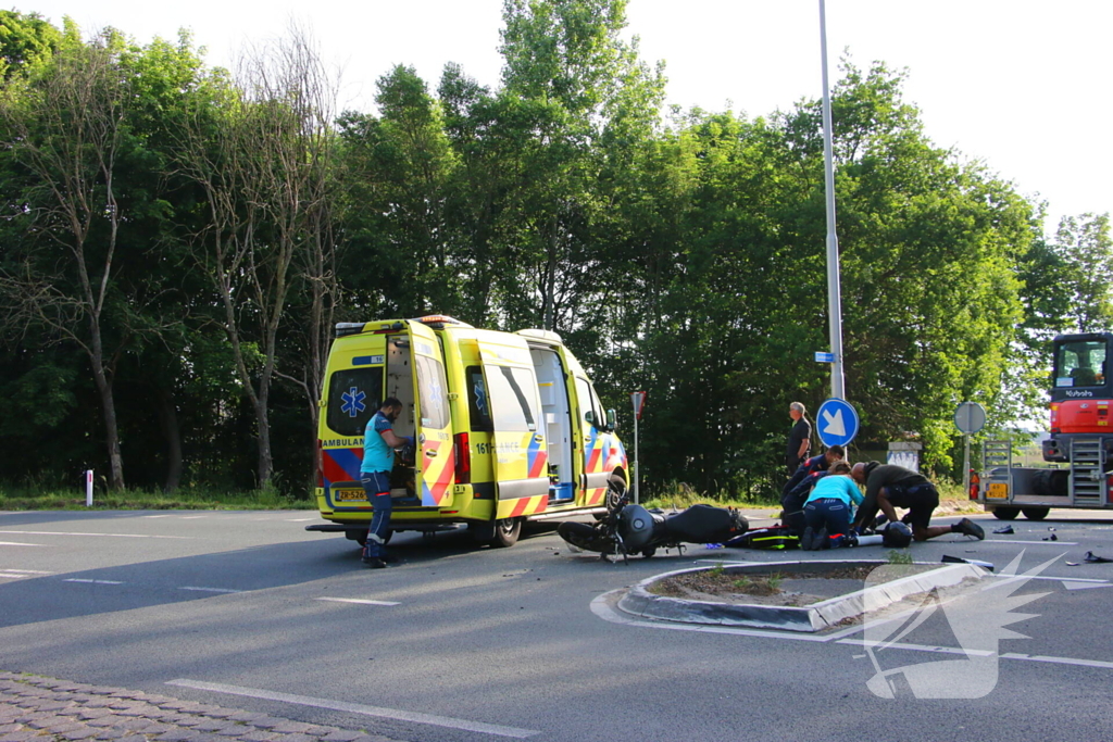 Weg afgesloten na aanrijding tussen motorrijder en aanhanger