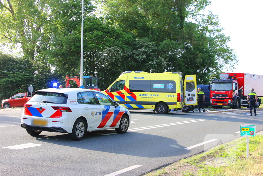 Weg afgesloten na aanrijding tussen motorrijder en aanhanger