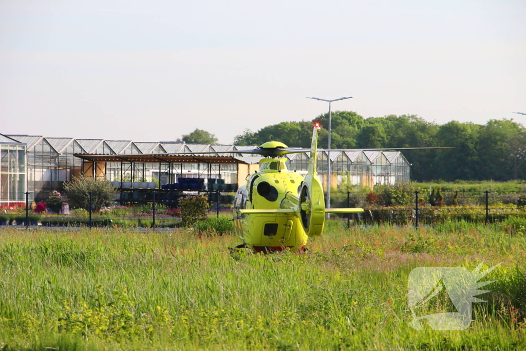 Weg afgesloten na aanrijding tussen motorrijder en aanhanger