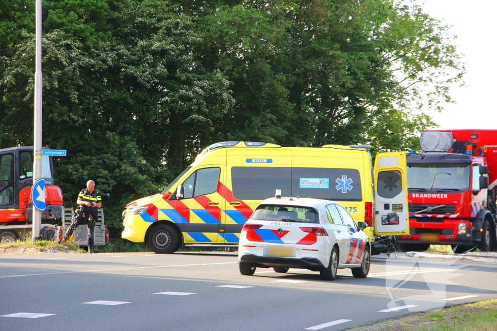 Weg afgesloten na aanrijding tussen motorrijder en aanhanger
