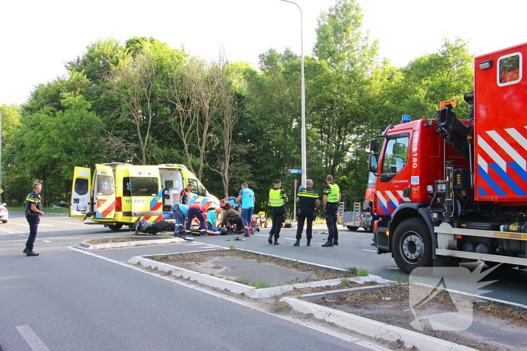 Weg afgesloten na aanrijding tussen motorrijder en aanhanger