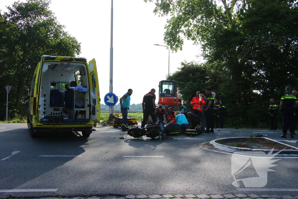 Weg afgesloten na aanrijding tussen motorrijder en aanhanger