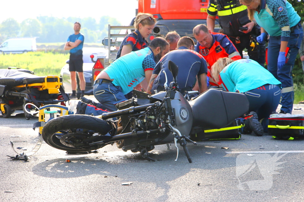 Weg afgesloten na aanrijding tussen motorrijder en aanhanger