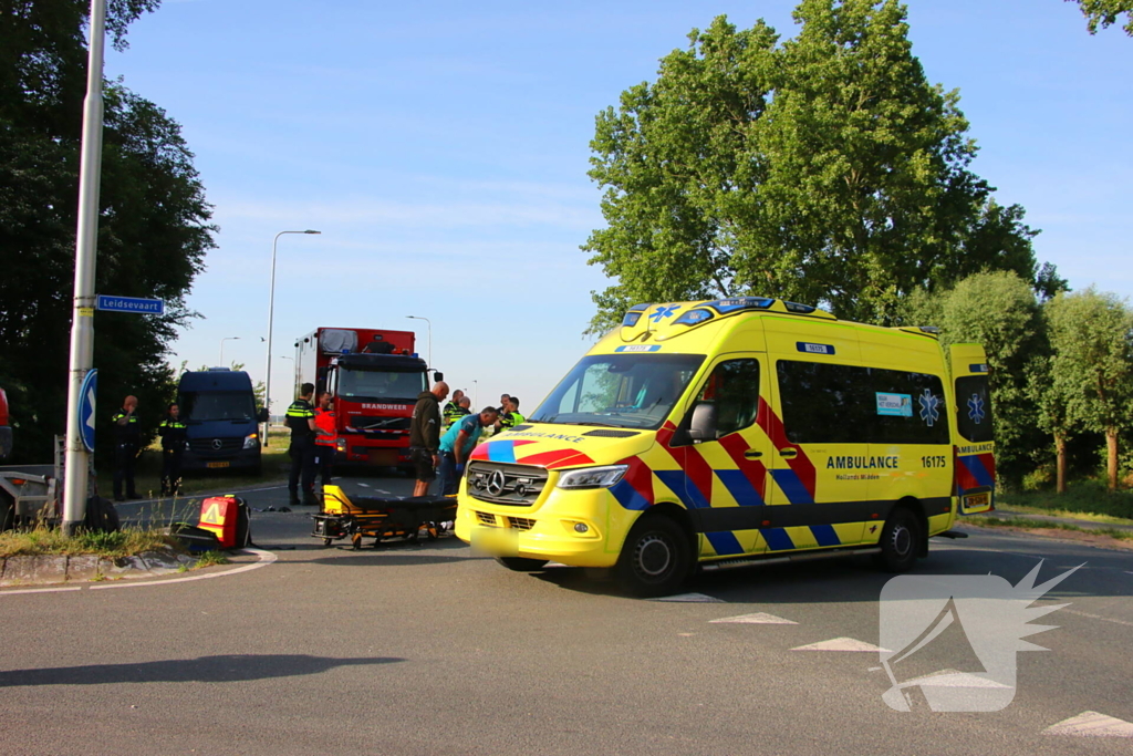 Weg afgesloten na aanrijding tussen motorrijder en aanhanger