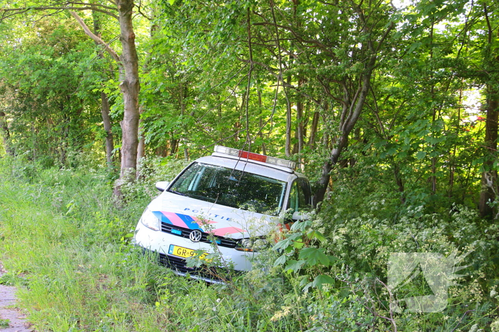 Weg afgesloten na aanrijding tussen motorrijder en aanhanger