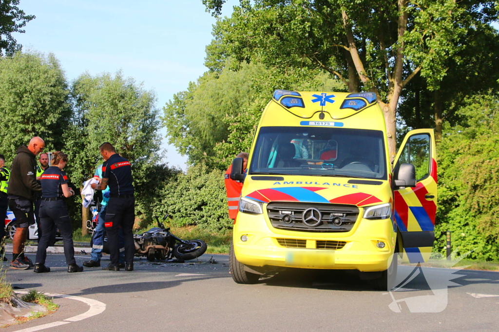 Weg afgesloten na aanrijding tussen motorrijder en aanhanger