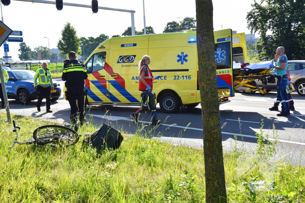 Zwaargewonde fietser na aanrijding
