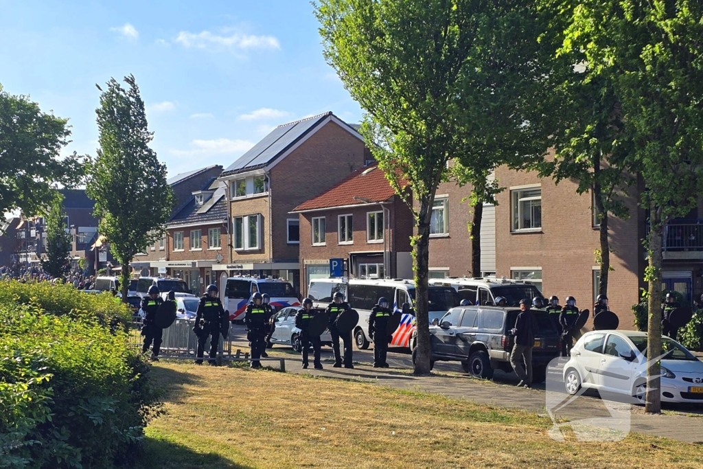 Demonstratie loopt uit de hand, politie grijpt in