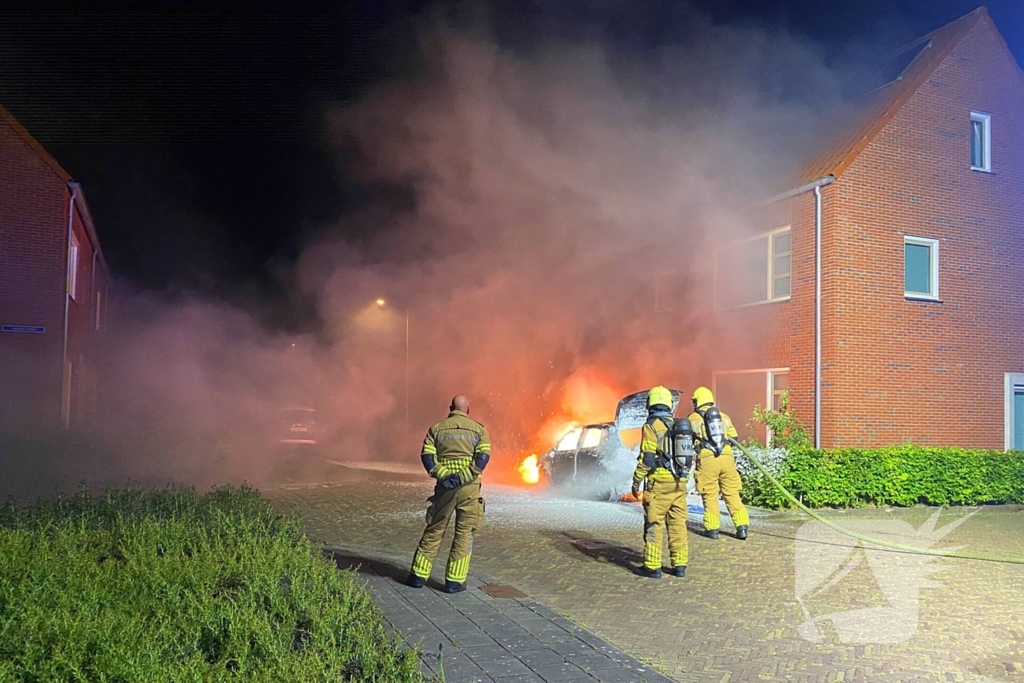 Felle autobrand straalt woning aan