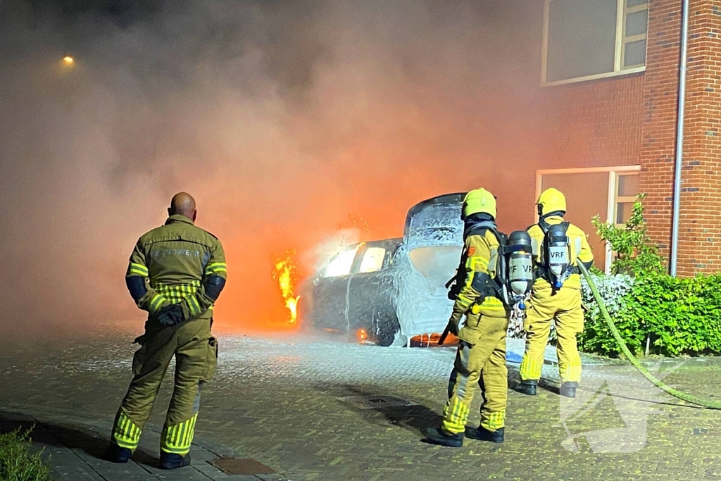 Felle autobrand straalt woning aan