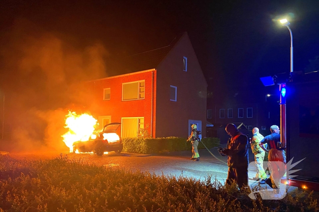 Felle autobrand straalt woning aan