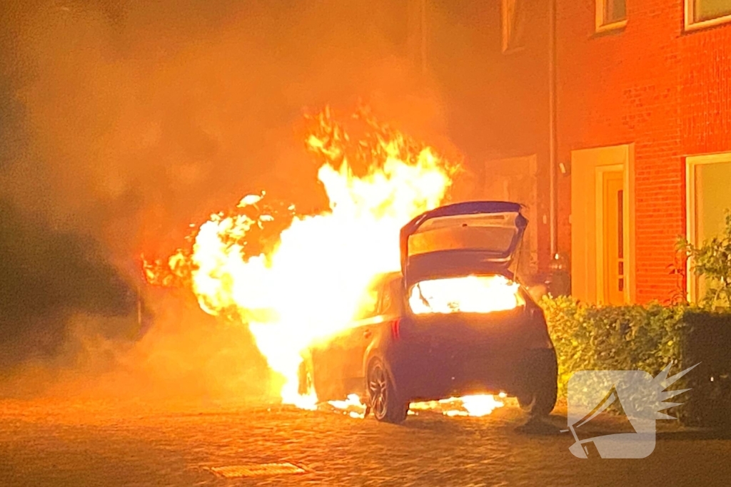 Felle autobrand straalt woning aan