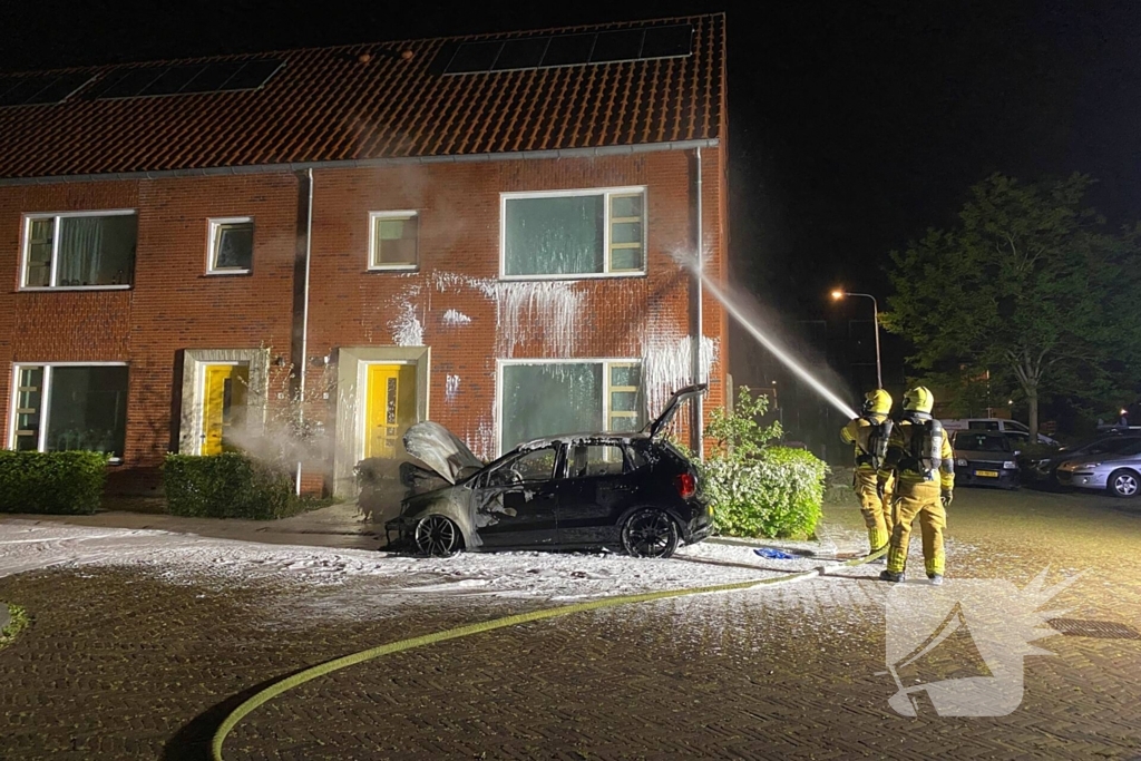 Felle autobrand straalt woning aan