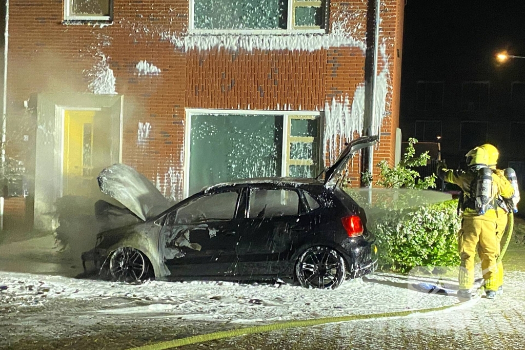 Felle autobrand straalt woning aan