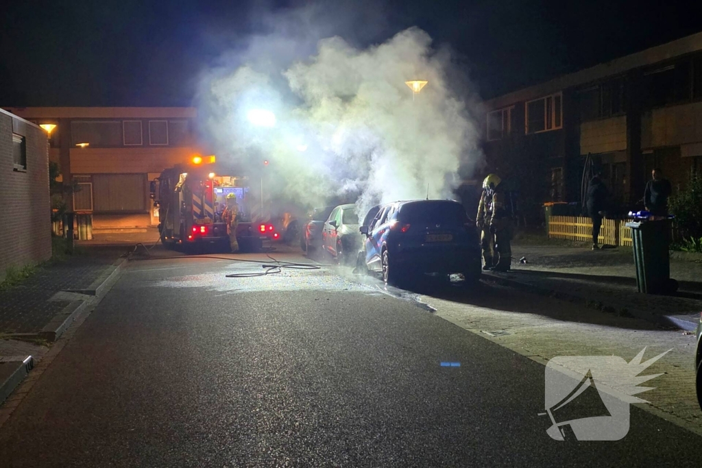 Voorzijde auto verwoest door brand