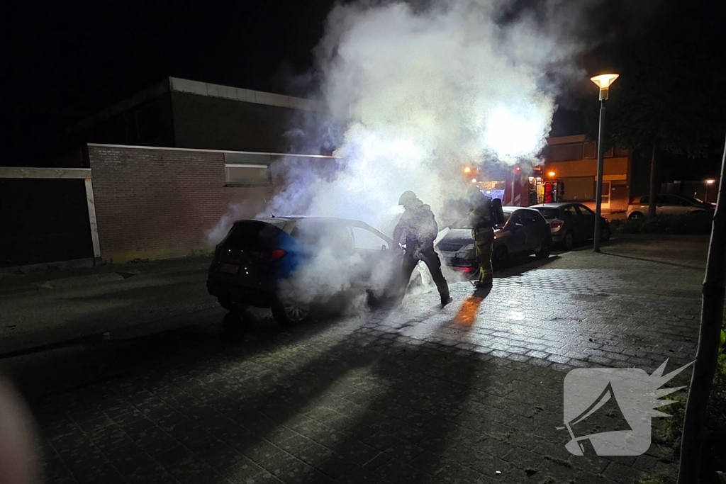 Voorzijde auto verwoest door brand