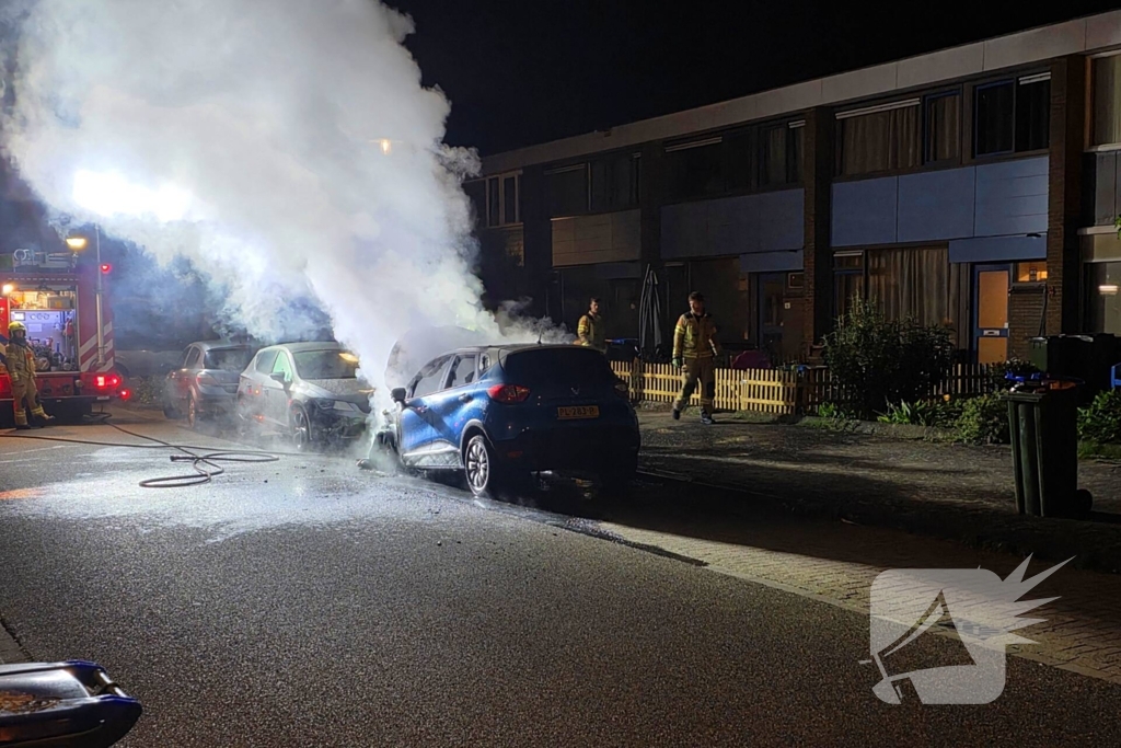 Voorzijde auto verwoest door brand