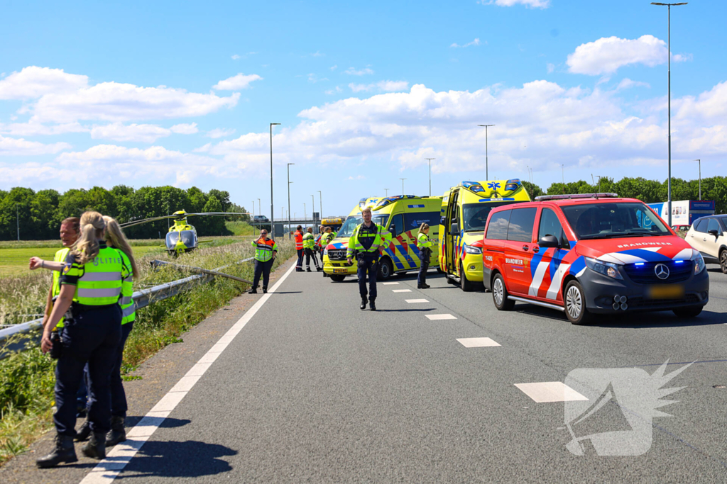 Brandweer redt inzittenden uit voertuig