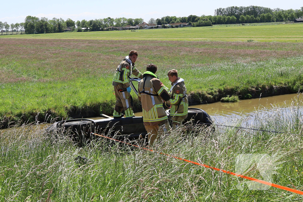 Brandweer redt inzittenden uit voertuig