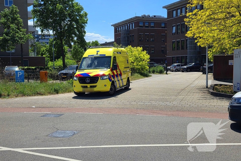 Ongeval tussen auto en e-bike leidt tot inzet ambulance
