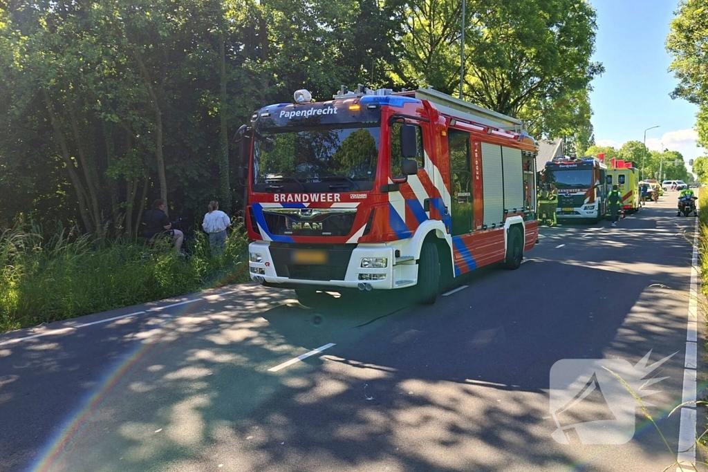 Automobilist van bestelbus klapt op boom, traumateam ingezet