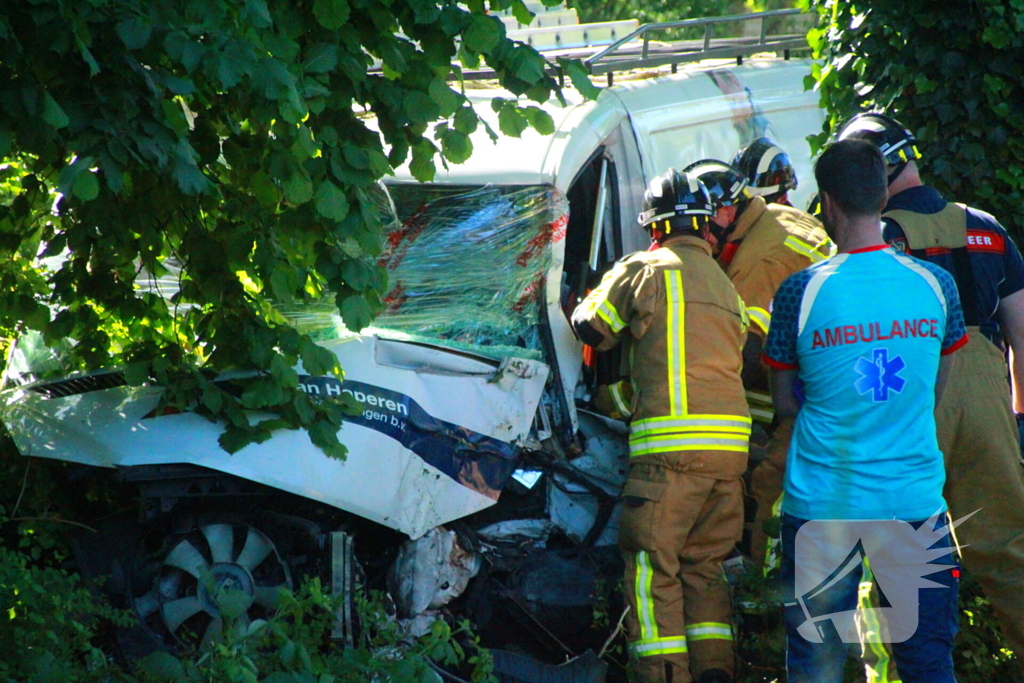 Automobilist van bestelbus klapt op boom, traumateam ingezet