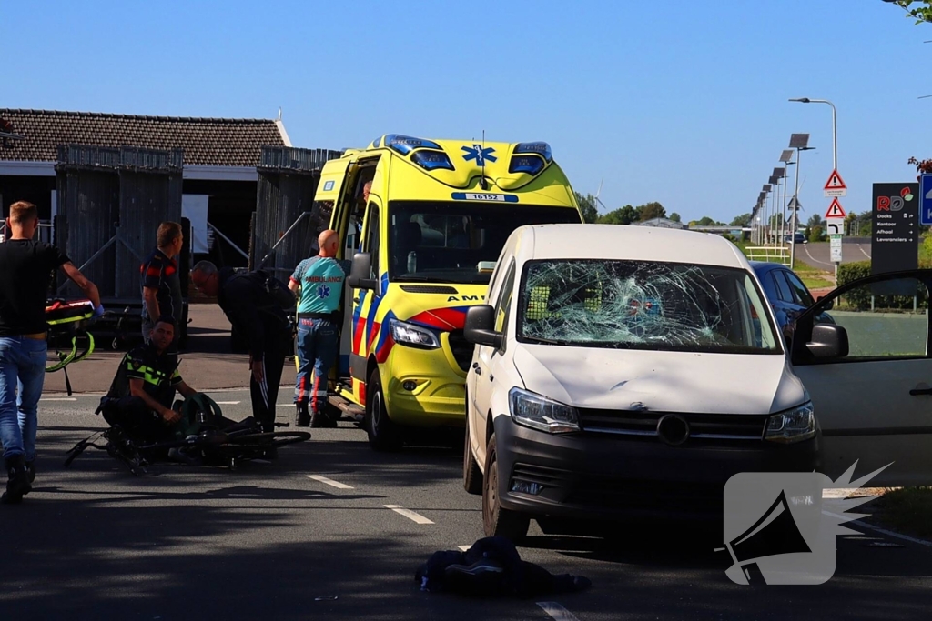 Fietser aangereden door automobilist, traumateam ingezet