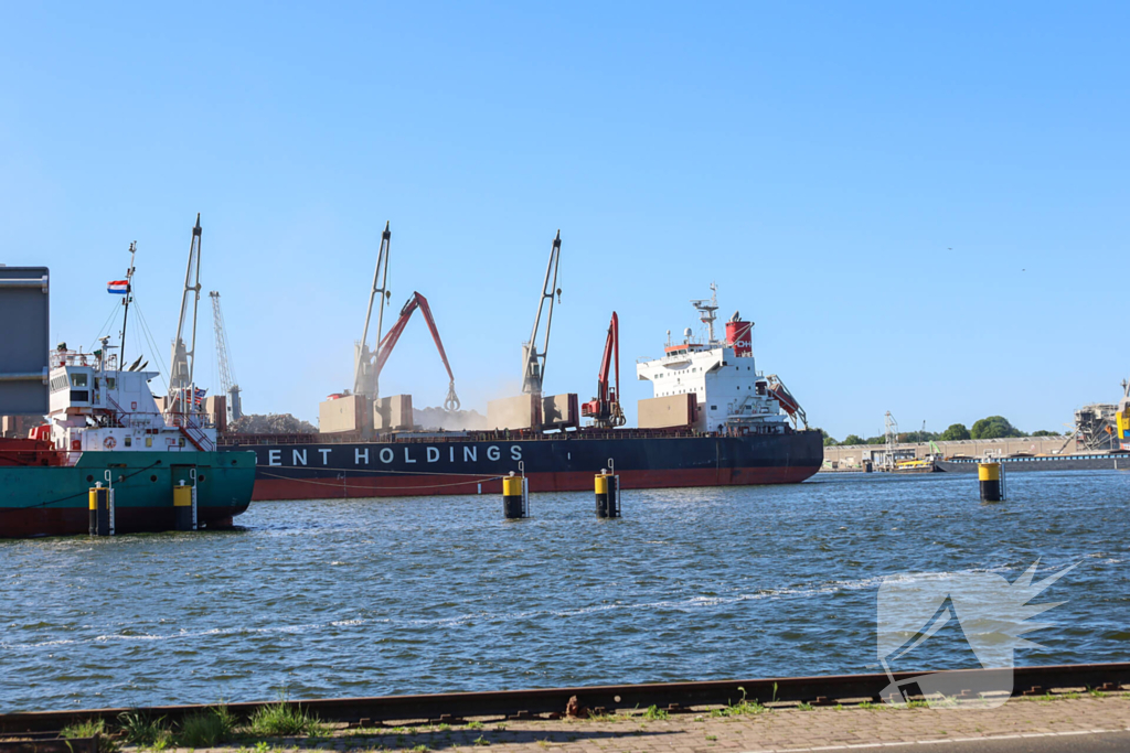 Veel rookontwikkeling bij brand op schip bij recycliingbedrijf
