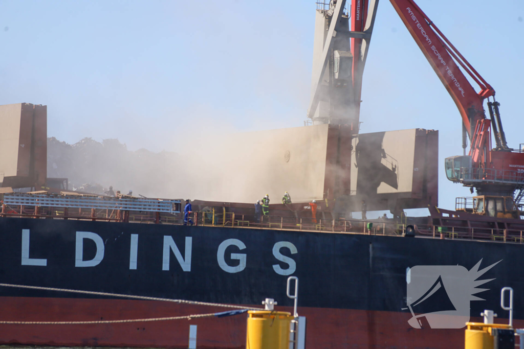 Veel rookontwikkeling bij brand op schip bij recycliingbedrijf