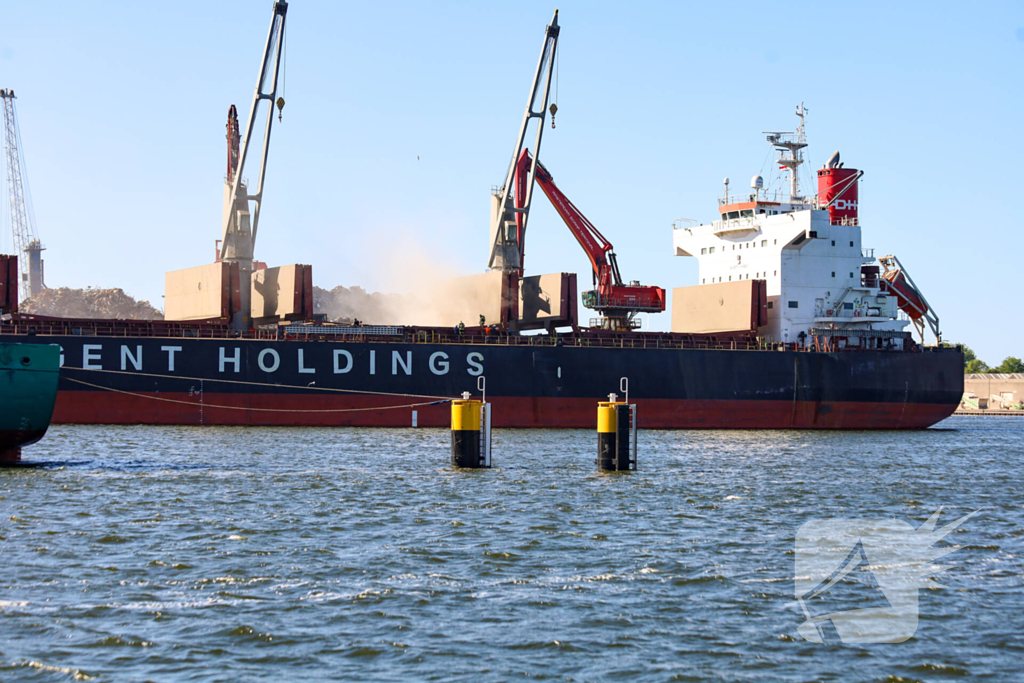 Veel rookontwikkeling bij brand op schip bij recycliingbedrijf