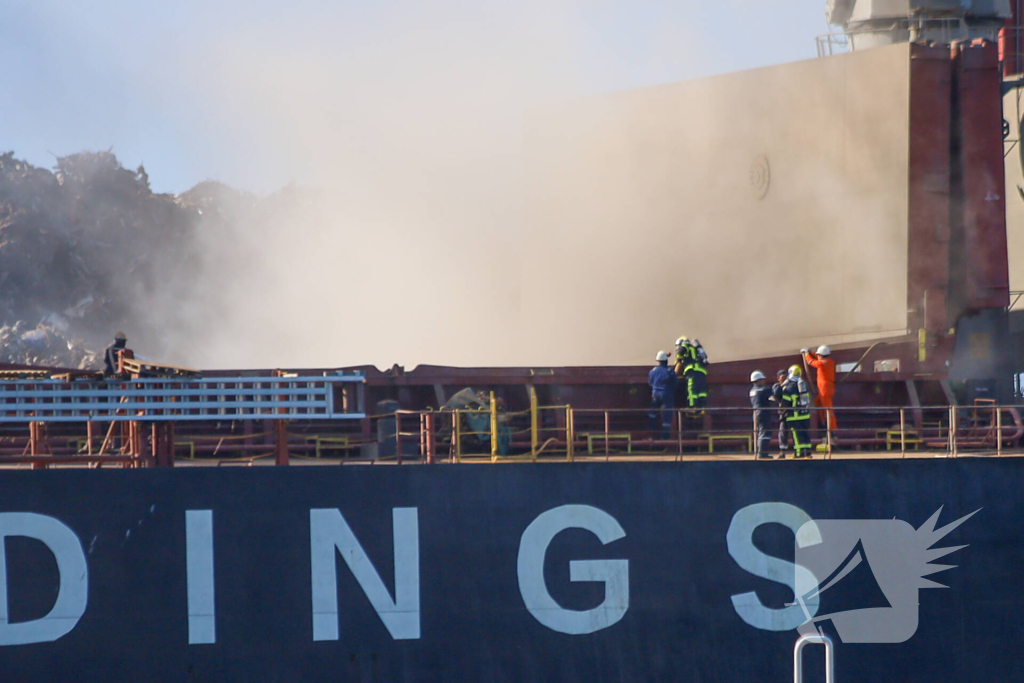 Veel rookontwikkeling bij brand op schip bij recycliingbedrijf