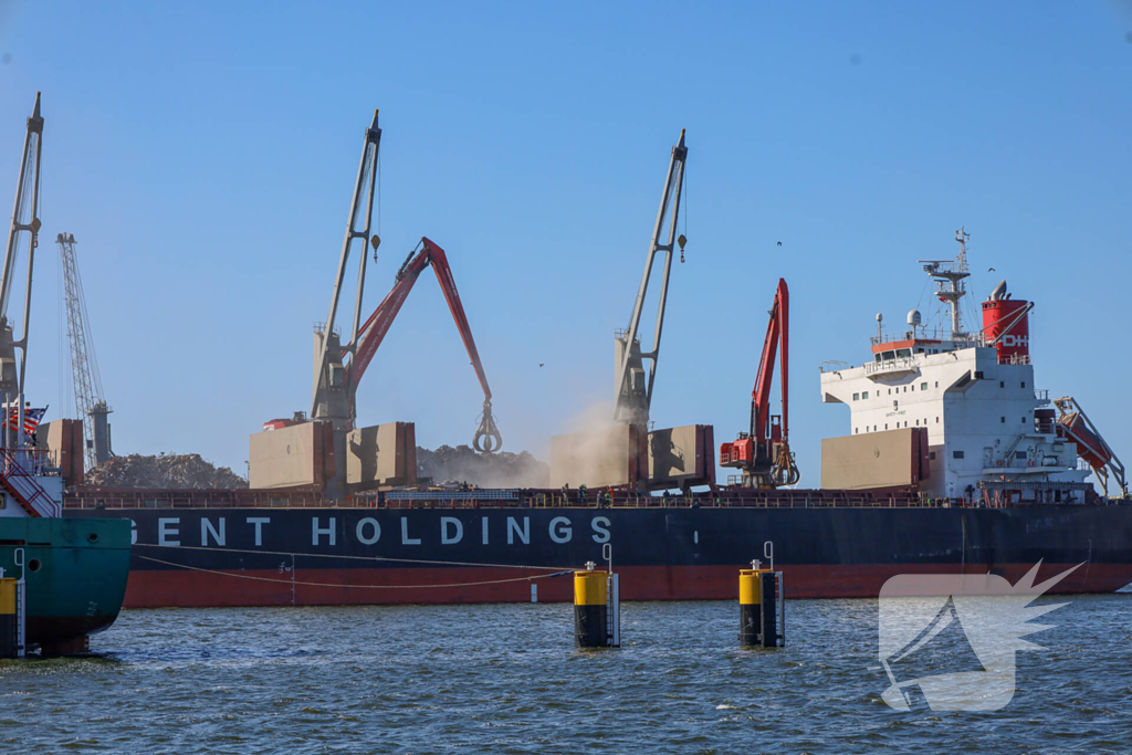 Veel rookontwikkeling bij brand op schip bij recycliingbedrijf