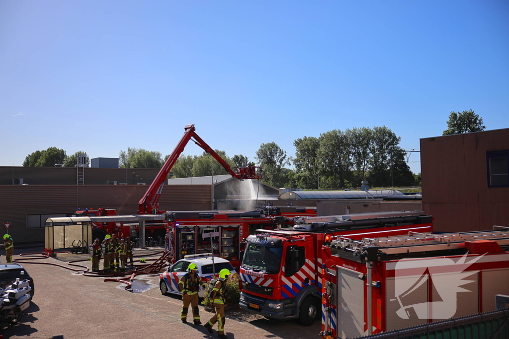 Zeer grote brand in gebouw van politieacademie hulpdiensten schalen op