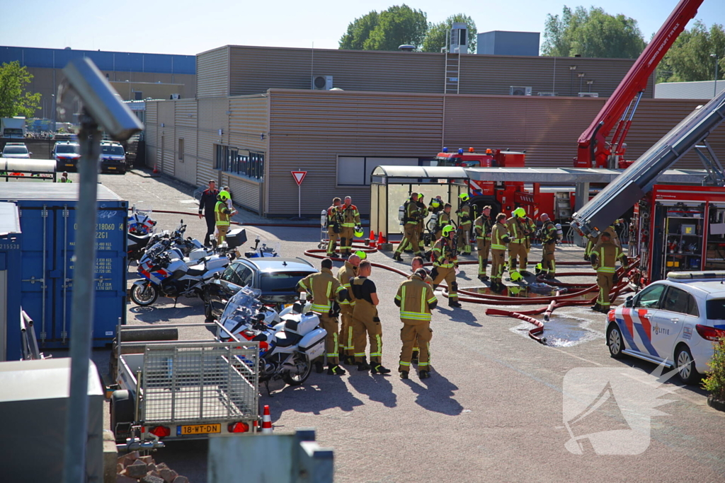 Zeer grote brand in gebouw van politieacademie hulpdiensten schalen op