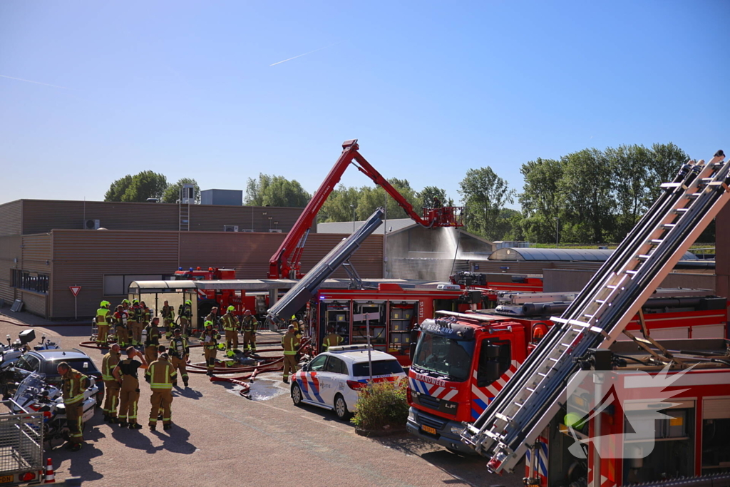 Zeer grote brand in gebouw van politieacademie hulpdiensten schalen op