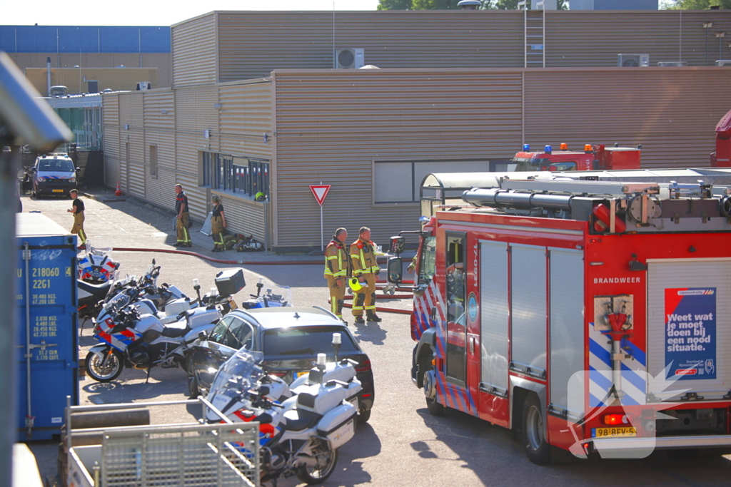Zeer grote brand in gebouw van politieacademie hulpdiensten schalen op
