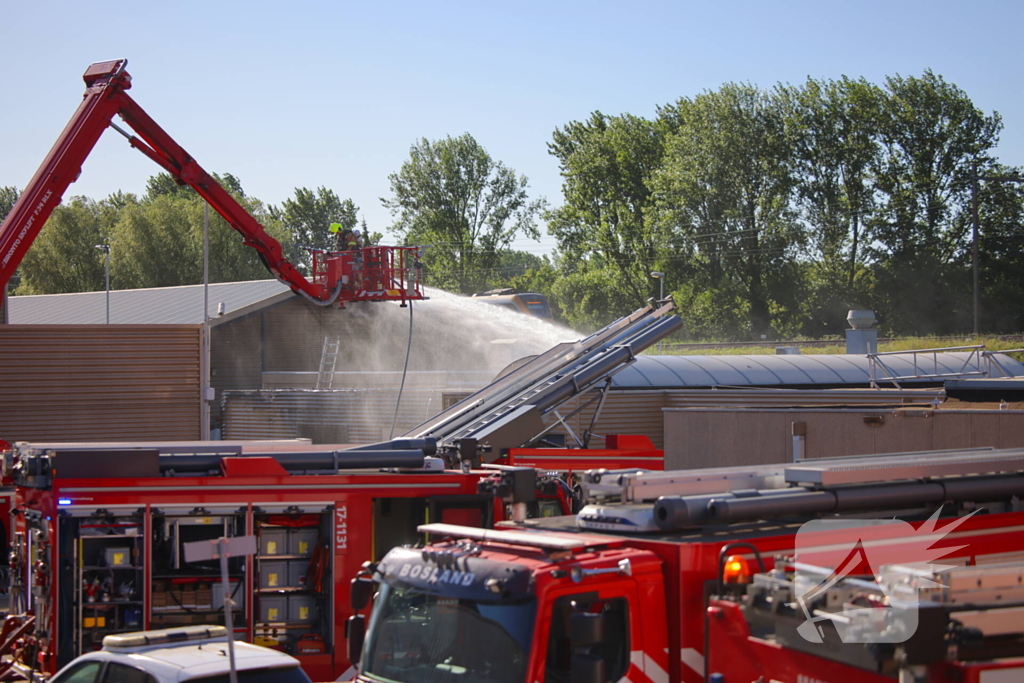 Zeer grote brand in gebouw van politieacademie hulpdiensten schalen op