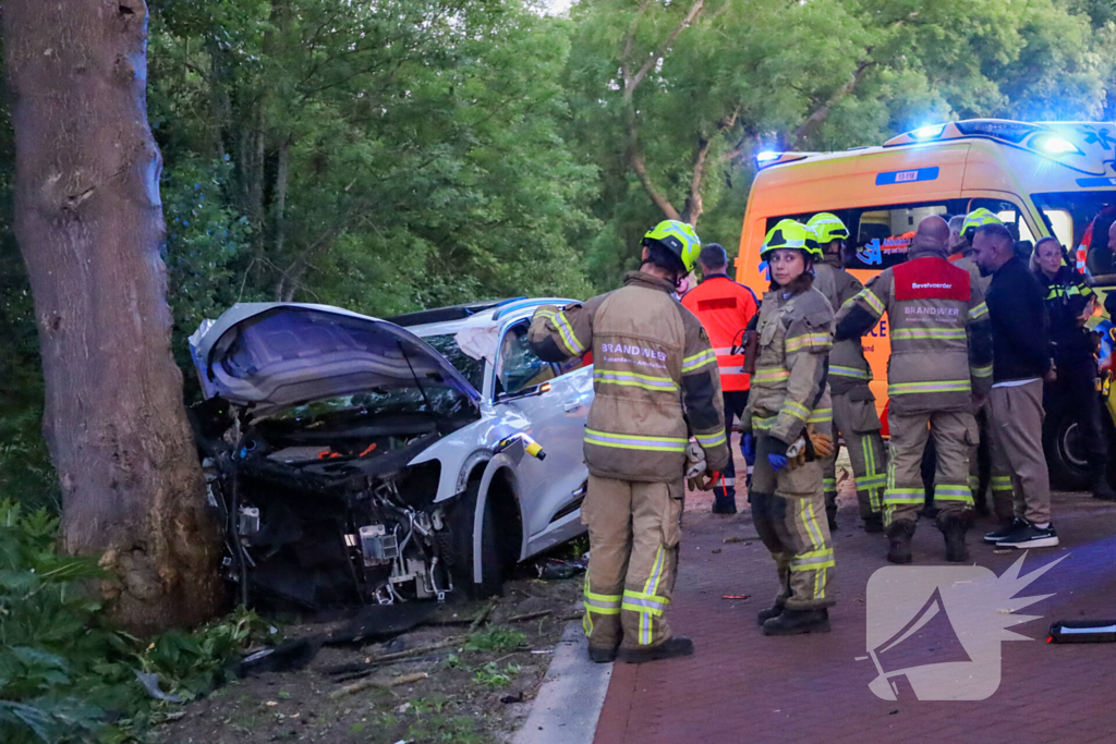 Gewonden nadat auto tegen boom klapt