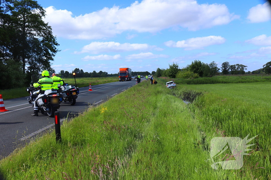 Auto belandt in sloot na ongeluk