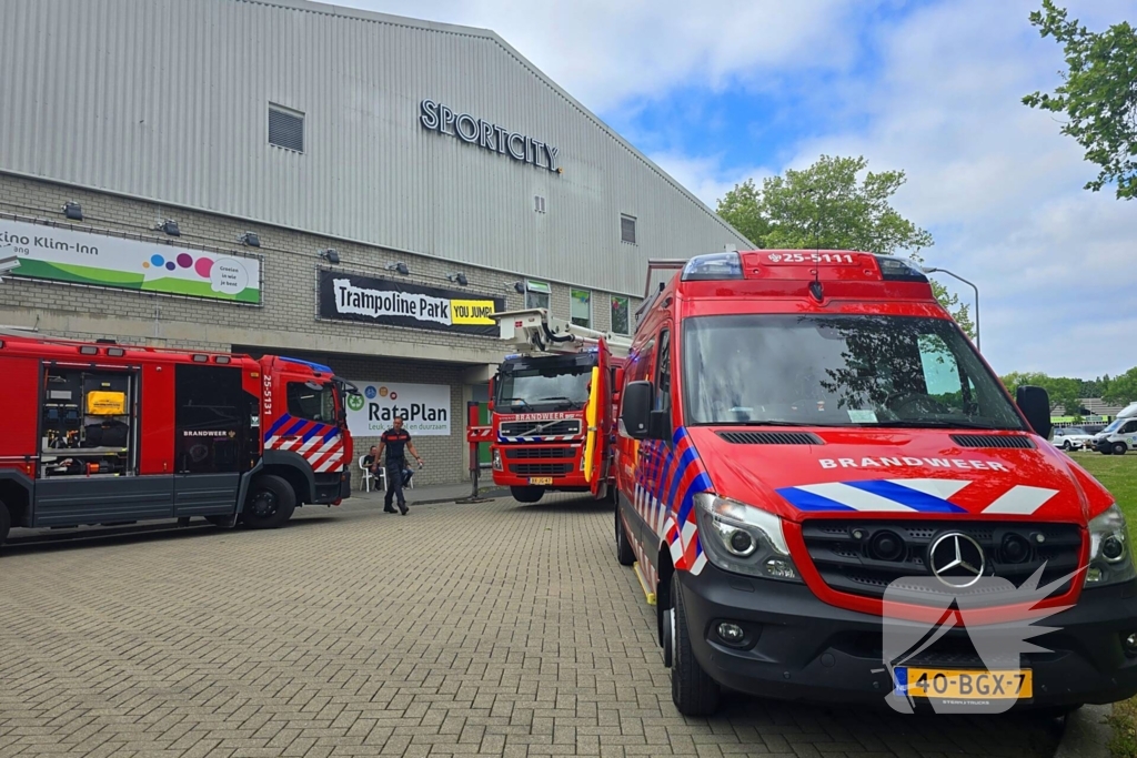 Brandweer doet onderzoek naar brandlucht