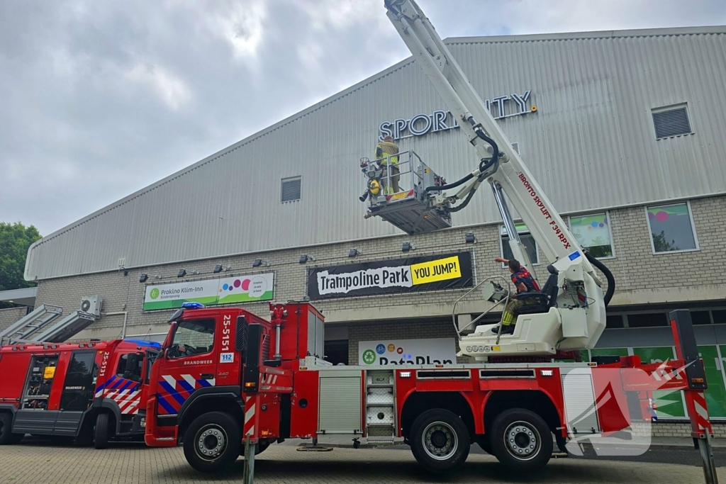 Brandweer doet onderzoek naar brandlucht