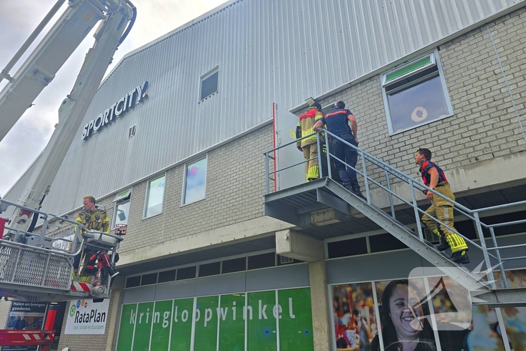 Brandweer doet onderzoek naar brandlucht