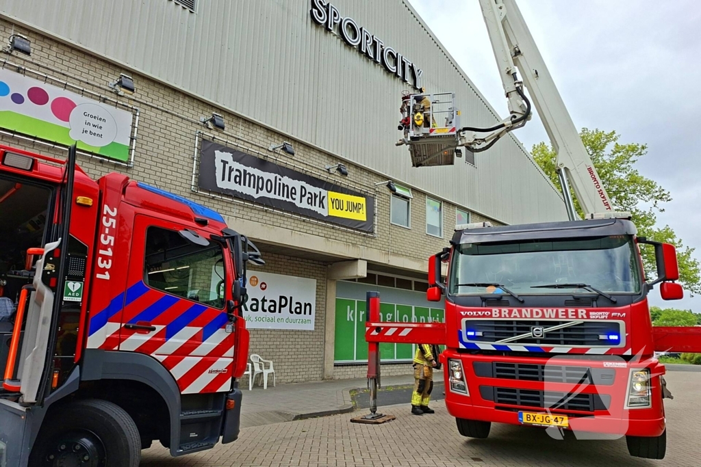 Brandweer doet onderzoek naar brandlucht