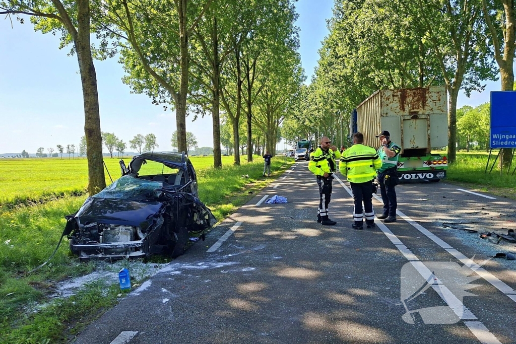 Zwaargewonde bij ernstig ongeval tussen auto en vrachtwagen