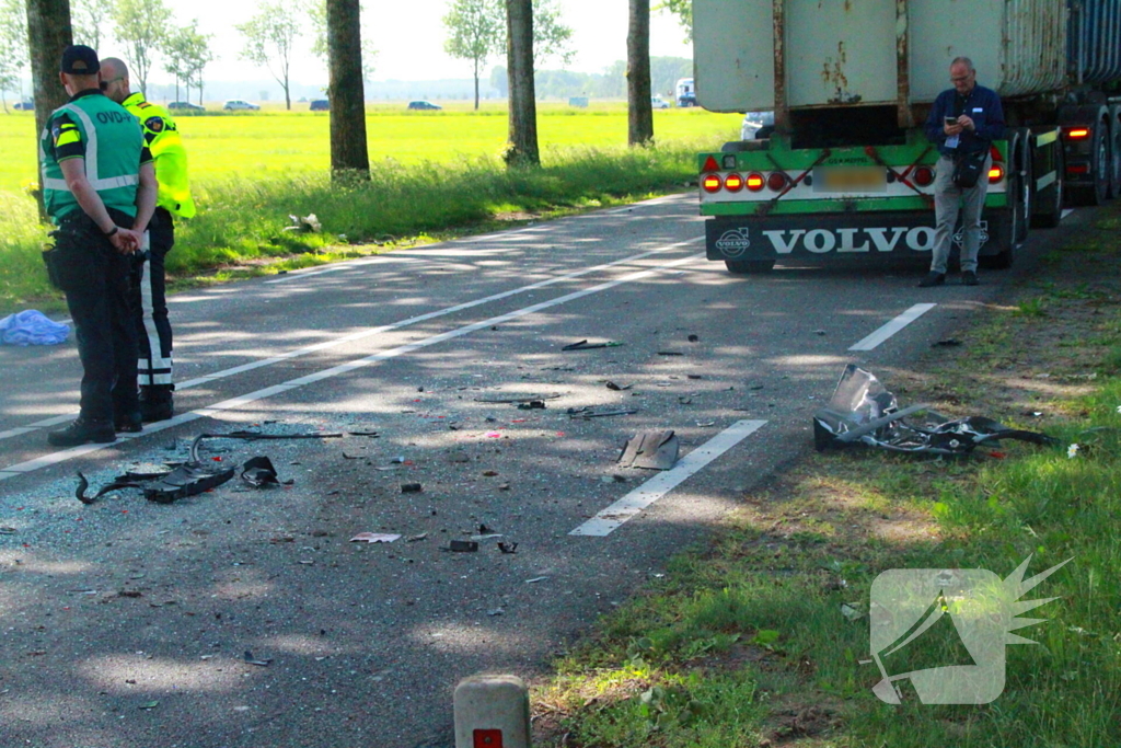 Zwaargewonde bij ernstig ongeval tussen auto en vrachtwagen