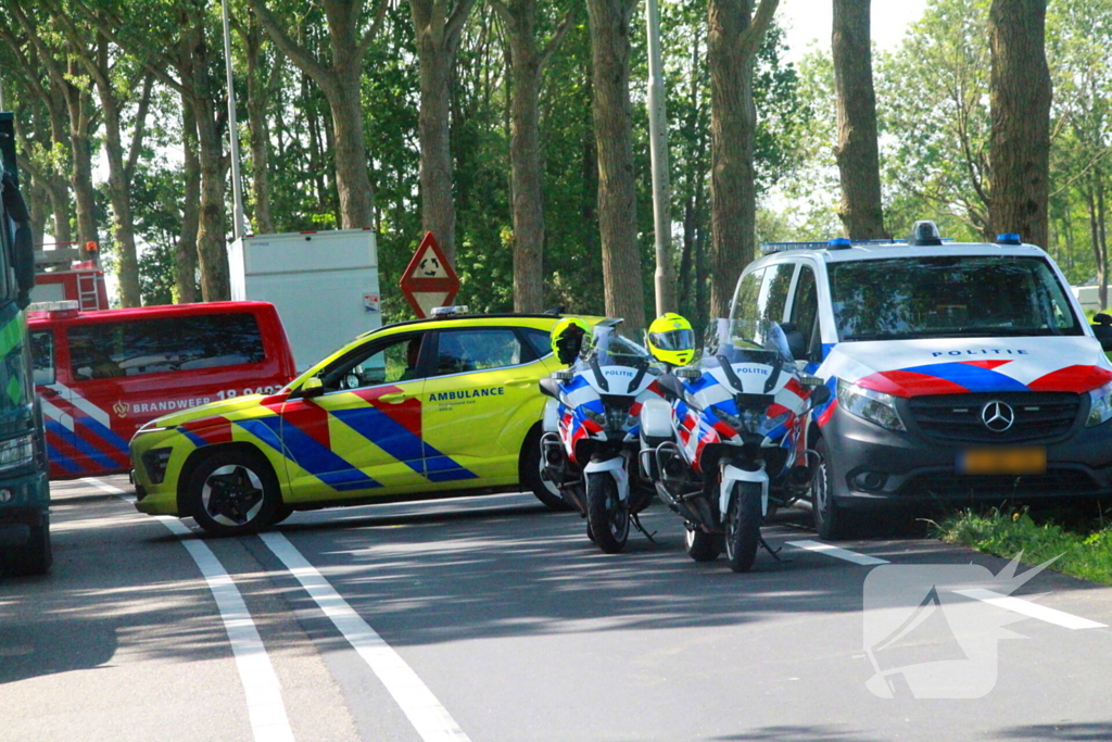 Zwaargewonde bij ernstig ongeval tussen auto en vrachtwagen