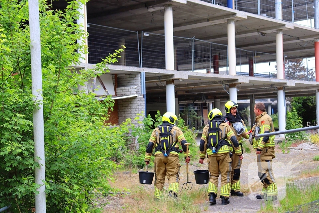 Brandweer blust brand in slooppand